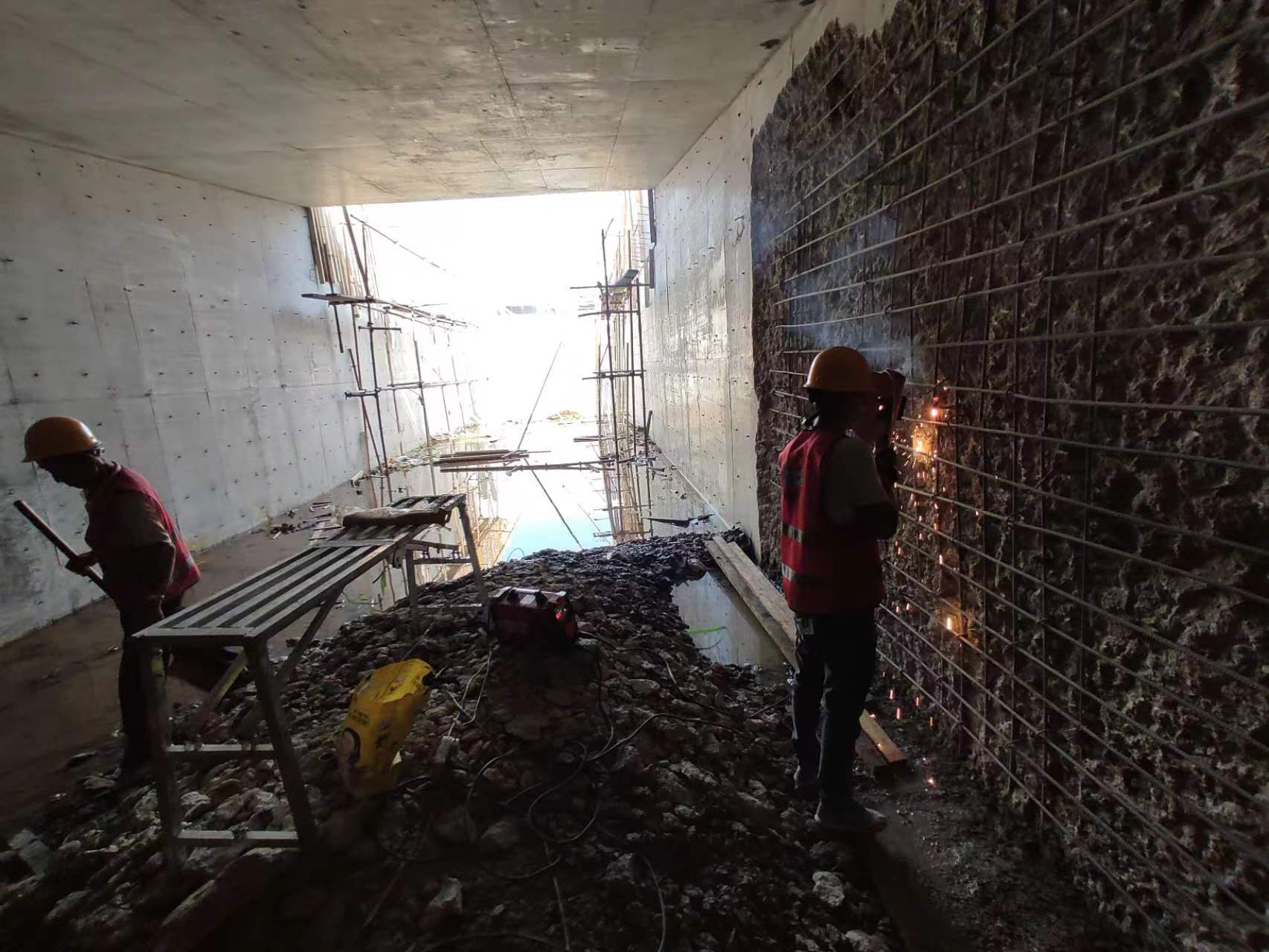 金山挖断承重墙导致楼体开裂，加固施工方案出炉